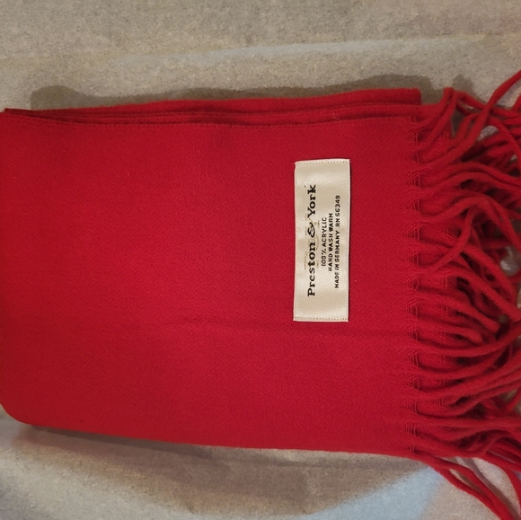 Preston and York 100% acrylic fringed red scarf - Picture 4 of 4